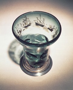 Roemer à large bol, décoré de bandes de navires en technique Schwarzlot (verre)